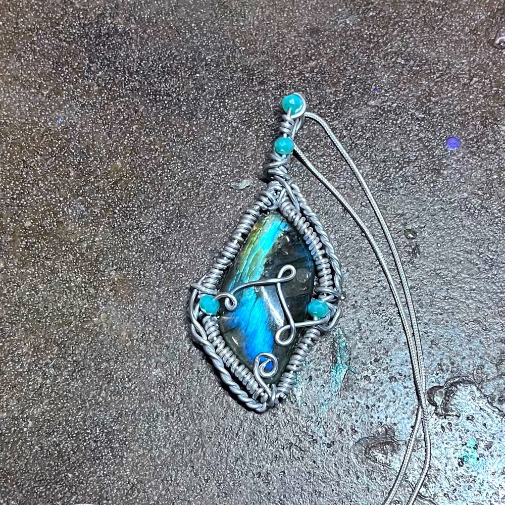 Classy & Flashy Unique Labradorite Necklace